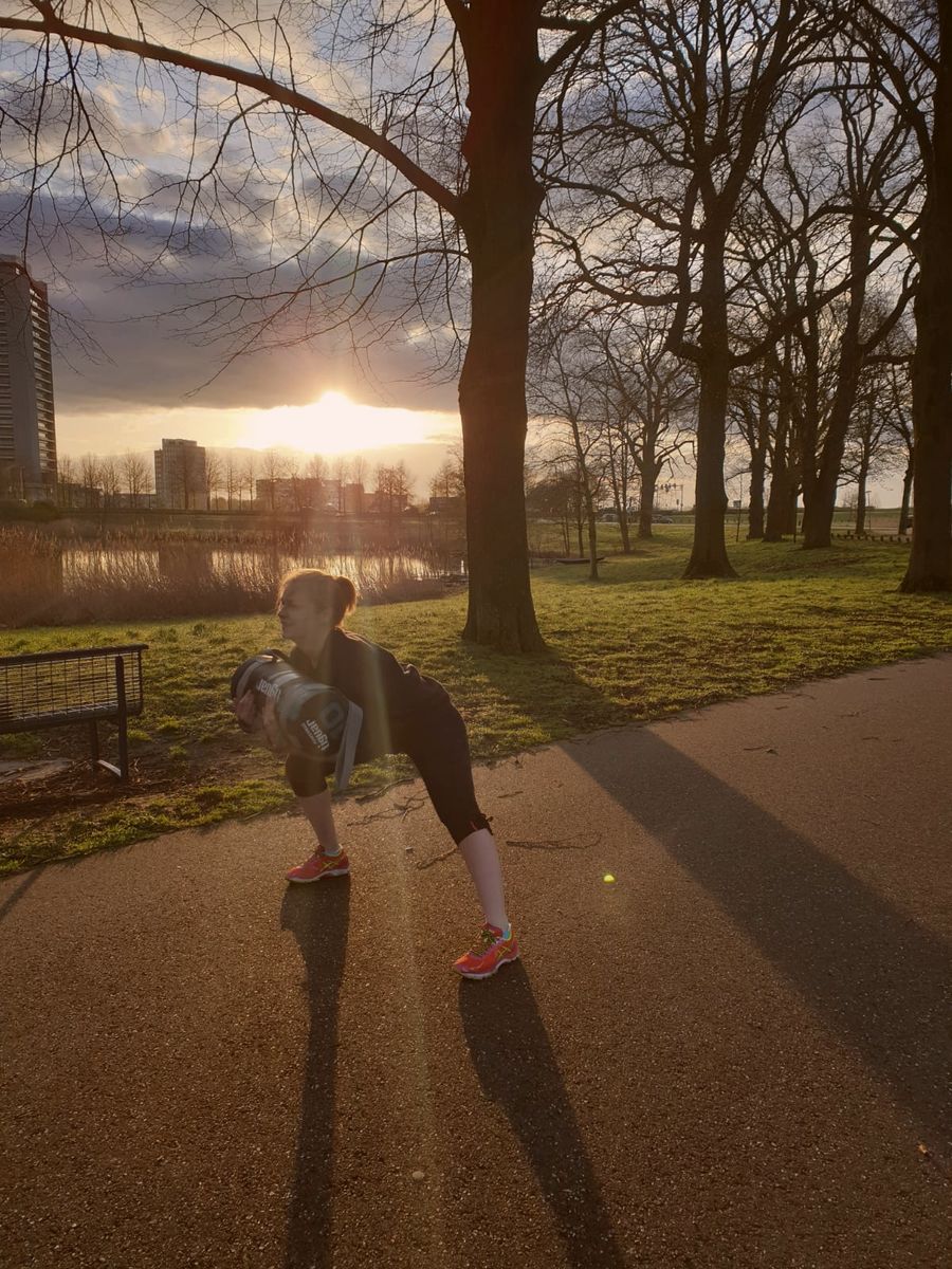Training bij lage zon tussen kale bomen