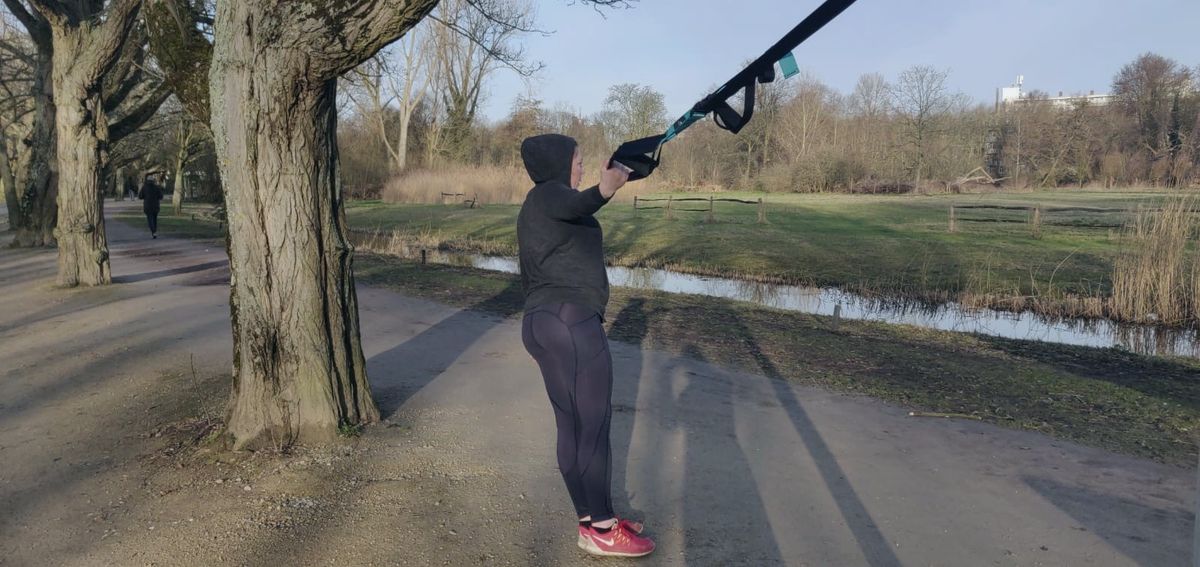 Training met weerstandsbanden op een nat pad langs het water