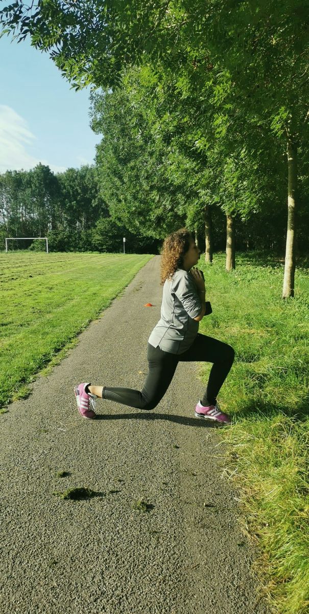 Uitvalspas op een pad in een groen park