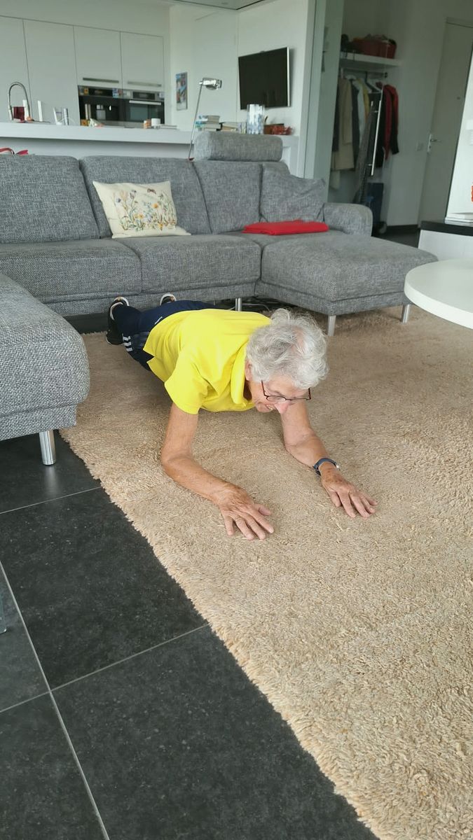 Oefening op de vloer van een woonkamer